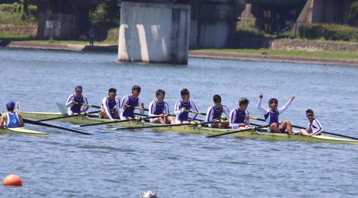 <font size=2 color=blue>Students from the same university as the rower who marked a turning point in Mr. Yoshida’s life. They are rowing powerfully! (Photos courtesy of Rowing team of Doshisha University)</font>