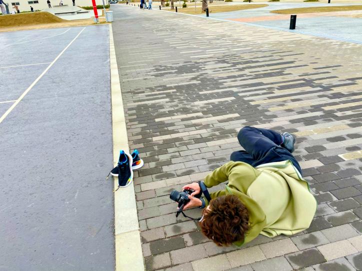<font color='blue' size='2'>”Let me use the camera!”, says Dr. Ikeda, suddenly, with the heart of a young boy. His hobby is taking pictures and I can see his excitement from the back.</font>